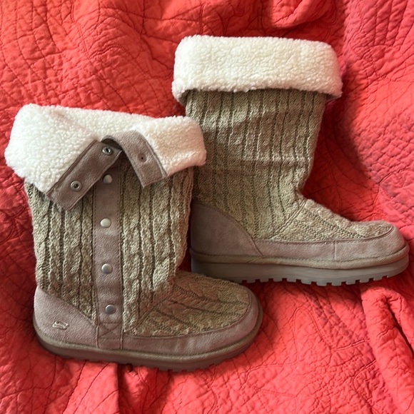 Nice Pair of Gently Worn Women’s Tan Skechers Suede & Sweater Boots, Size 6.5 - Picture 1 of 8